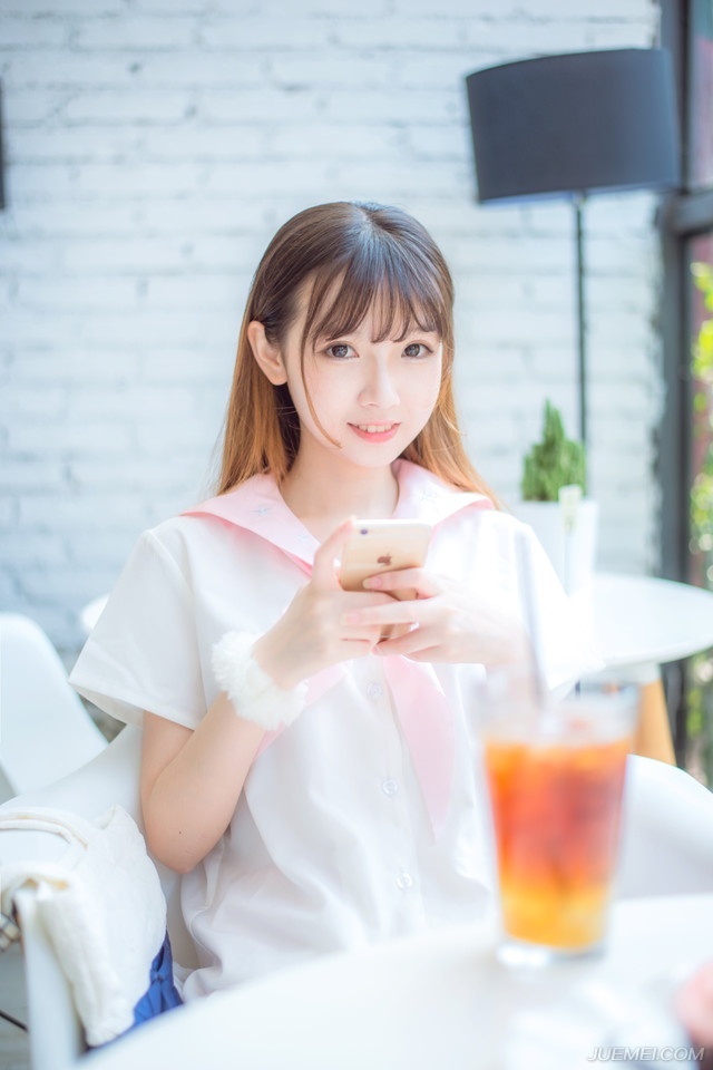 亲爱的，生活它不是深渊，它是你走过的平原和你想登上的高山，它就像我们睡过的每一张床，你从来不会陷下去，也许它不属于我们，但它一定属于你，你觉得它往下，是因为引力，它绝不会把你拖下深渊，它只想让你伏在地上，听听它的声音，当你休息好了，听够了，你随时可以站起来。——韩寒